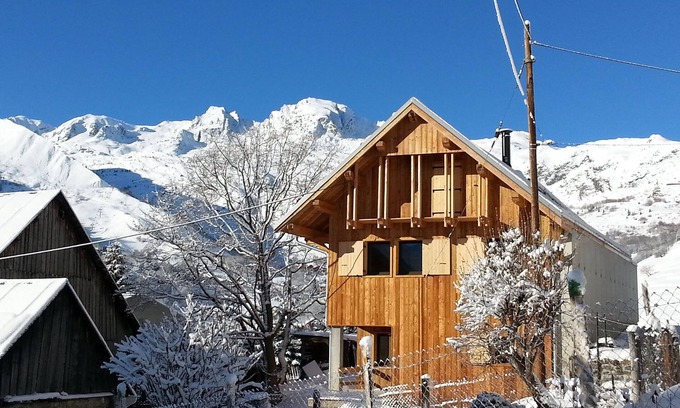 Saint-Sorlin-d'Arves Chalet De Esquí | Casa de arquitecto en el corazón del antiguo pueblo.