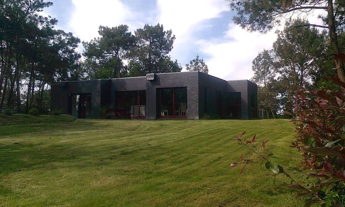 Baden Casa | Casa de arquitecto a orillas del río Auray en 2000 m2 de bosque de pinos