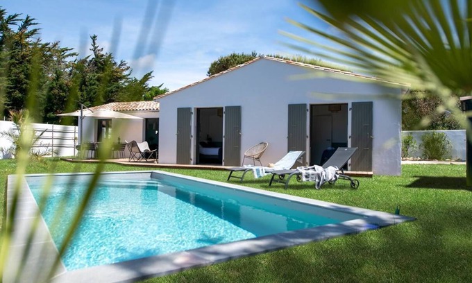 Sainte-Marie-de-Re Casa | Architect villa with heated pool by the Grenettes beach
