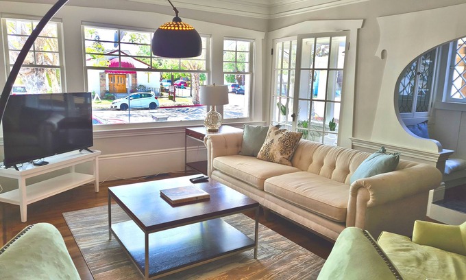 Alameda Casa | ARCHITECTURAL GEM 6bdrm island 2700+ sqft spa, theater, grill, yard, office