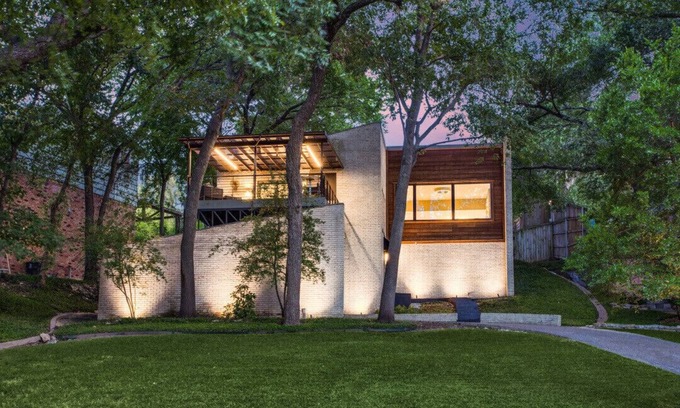 Oak Cliff Casa | Architectural gem with treetop view & SwimSpa 6min to Bishop Arts, 15 to Downtow