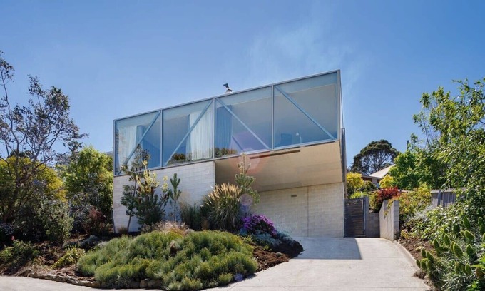Taroona Casa | Architectural Glass House with Breathtaking Ocean Views