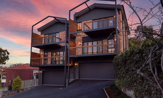 Launceston CBD Casa | Architectural Home: Near Gorge with Tamar Views
