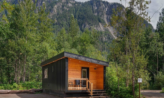 Revelstoke Hotel | Arctic Lodge - Alpha Mountain Loding
