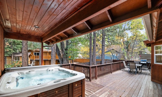 Summit Estates Cabina | Arctic Wolf at Summit Base - Log Cabin, Hot Tub, Game Room, Walk to Slopes