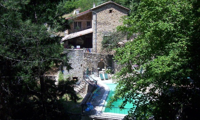 Vals-les-Bains Casa | Vista de la piscina climatizada de la casa Ardèchoise de las montañas Ardèche
