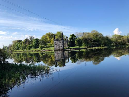 Enniskillen Casa | Ardhowen Bay lakefront holiday accommodation