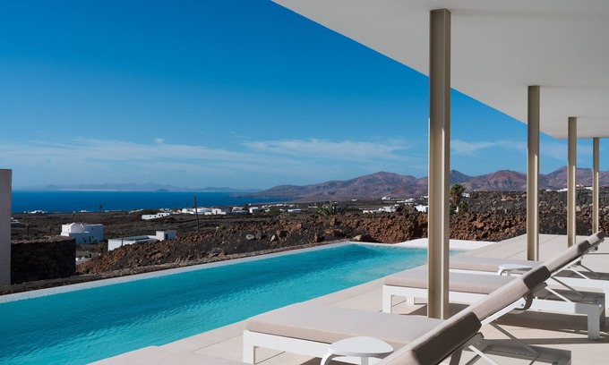Tias Villa | Areté. Casa Fuego, con increíble terraza y vistas panorámicas al mar.