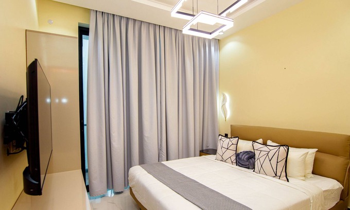 Dar es Salaam Apartamento | Arikays Homes - 3bdr/3bthr apartment with pool, hot tub, & gym.