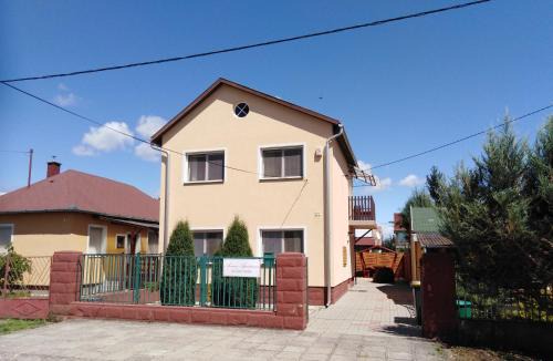 Zsorifurdo Apartamento | Arinza Apartman Vendégház