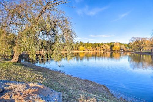 Pinetop-Lakeside Casa | Arizona Getaway with Fire Pit, BBQ and On-Site Lake!