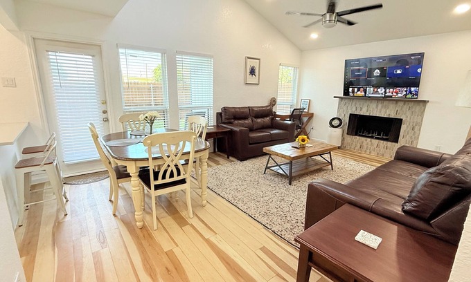 West Arlington Casa | Arlington Entertainment District Home - Blue Door