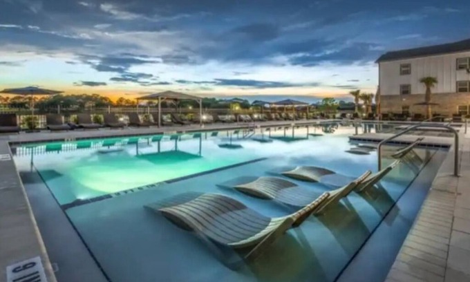 Arlington Apartamento | Arlington Oasis! Pool, Gym, King Bed, near Shopping & Mayo Clinic