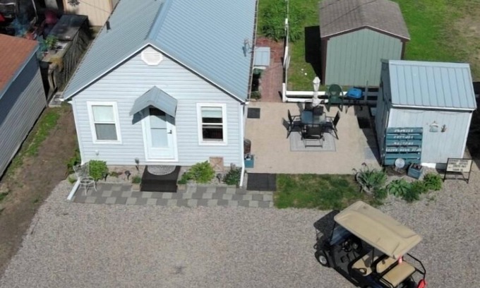 Arnolds Park Cabaña | Arnolds Park Cozy Cottage & Gazebo Steps to Okoboji Lake & Park