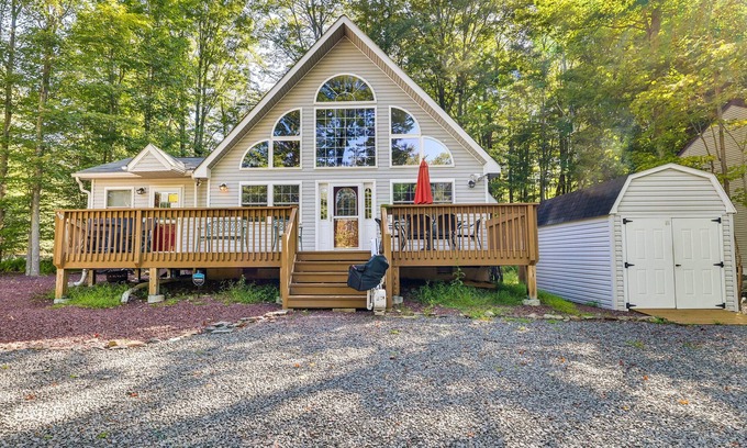 Pocono Lake Cabina | Arrowhead Lake Cabin w/ Hot Tub & Fire Pit!