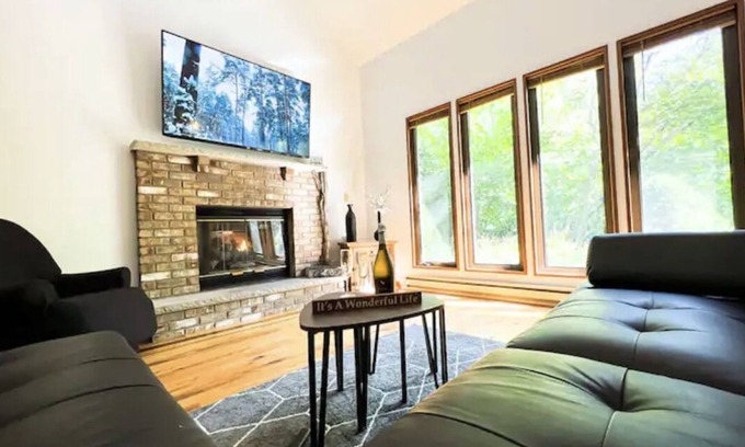 Pocono Lake Cabaña | Arrowhead Lake Cheerful 4-bedroom cottage by the lake
