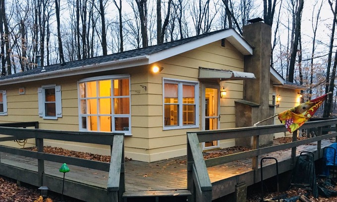 Pocono Lake Cabaña | Arrowhead Lake Poconos Cottage, a pasos de la playa y la suite de la gran sala privada