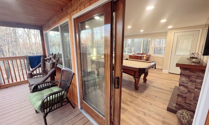 Pocono Lake Casa | Arrowhead Lake Woodland Hideaway