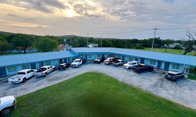 Burnet Hotel | Arrowhead Motel