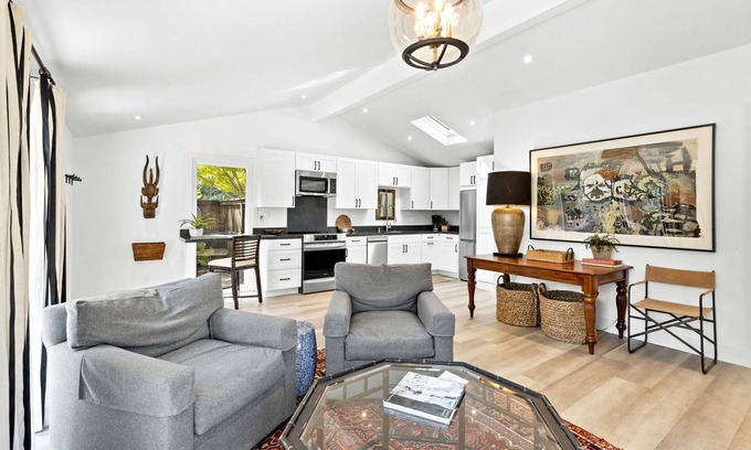Browns Valley Casa | Art Collector's Sophisticated Guest House