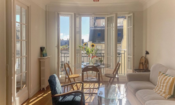 Pigalle Apartamento | Art Deco flat on Parisian roofs