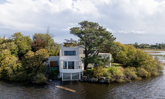 Corofin Casa | Art Deco Lakehouse retreat at Inchiquin
