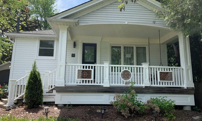Elora Casa | Art gallery-inspired house steps from the Elora Mill. Plenty of private parking!