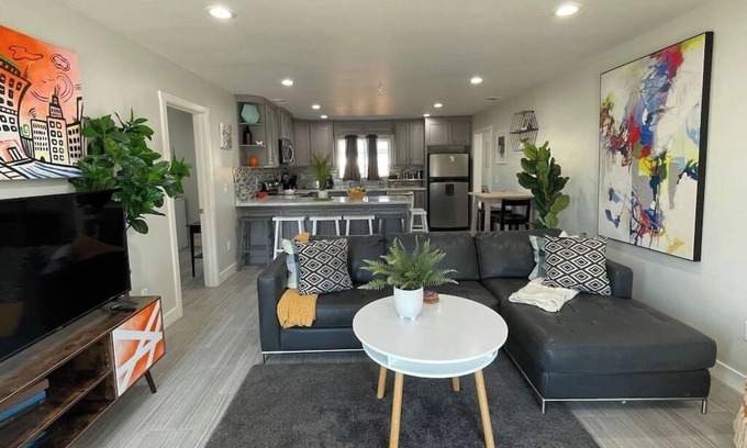 Southeastern Sacramento Casa | ART HOUSE, king beds near the breweries