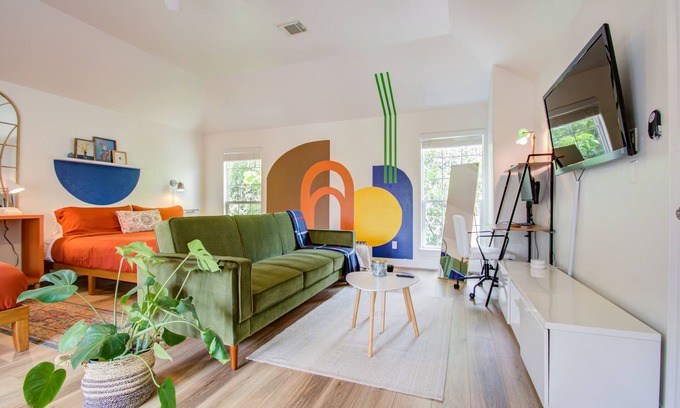 Washington Ave./ Memorial Park Casa | Art Lovers Stop Scrolling! Large, Vibrant, and Colorful Home w/ 3 king beds!