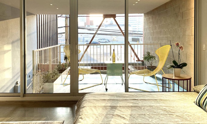 Center City Apartamento | Art Tower suite with private patio