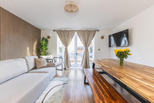 Stratford Casa | Arte Stays Serviced Houses Stratford - 3 Bedrooms 2 Bathrooms Houses London, Stratford, Maryland, Free Parking, Garden, Weekly or Monthly Stays - up to 8 guests
