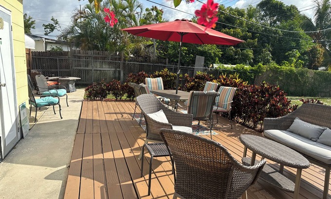 Lake Worth Casa | Artist Beach Retreat