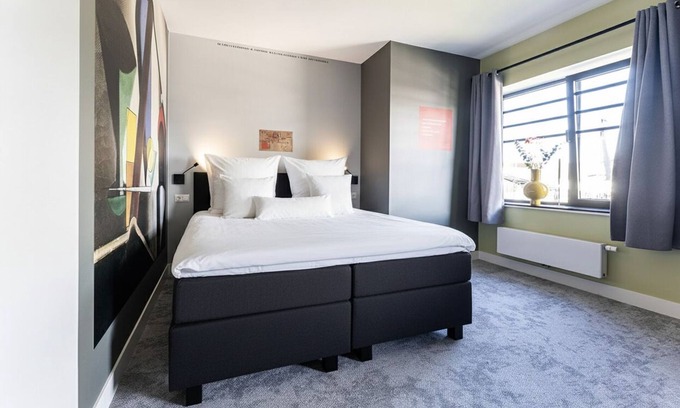 Centrum Apartamento | Artist-inspired suite for 2 with king bed, private kitchen, air conditioning, and modern comforts. Perfect for couples, solo travelers, or business stays.