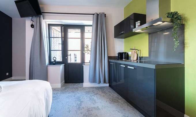 Centrum Apartamento | Artist-inspired suite for 2 with king bed, private kitchen, air conditioning, and modern comforts. Perfect for couples, solo travelers, or business stays.