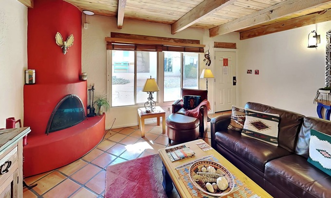 Northeast Santa Fe Condominio | Artist Rd 7 | Cozy Fireplace, Pool Access, Centrally Located
