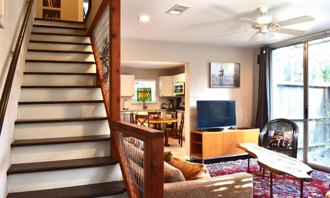 Boulevard Oaks Apartamento | Artist Refuge in Beautiful Oak-lined Neighborhood