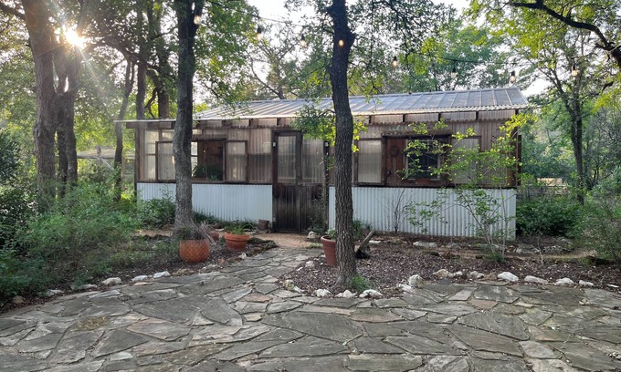 Austin Apartamento | Artist's Country Retreat Bungalow with greenhouse!