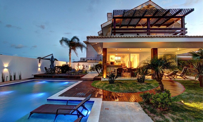 Canto Grande Casa | Artist's House, 4 suites, and an amazing pool 60 m from the sea.