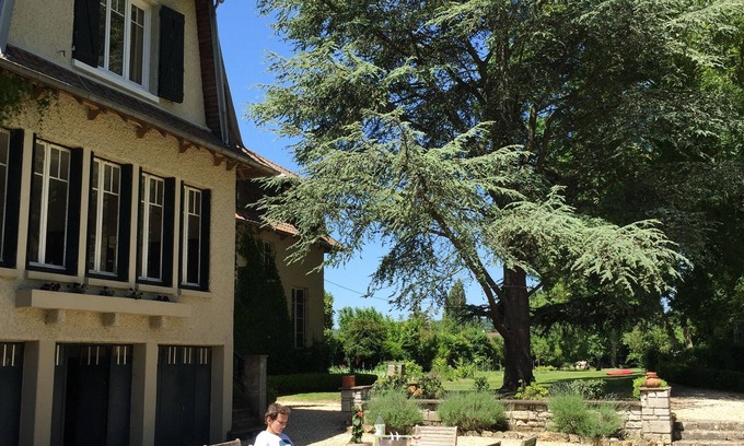 Tosny Casa | Artist's loft on the banks of the Seine, facing Château Gaillard, large park + rose garden