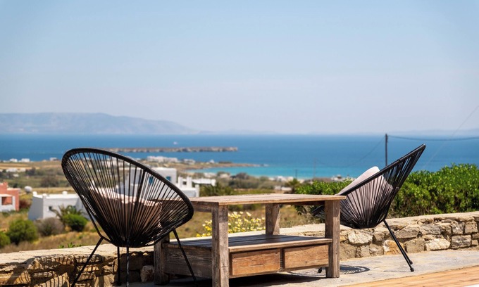 Paros Villa | Artist Villa.1km Golden Beach.3 ensuites + sofa bed double. Sleeps 8. Jacuzzi.