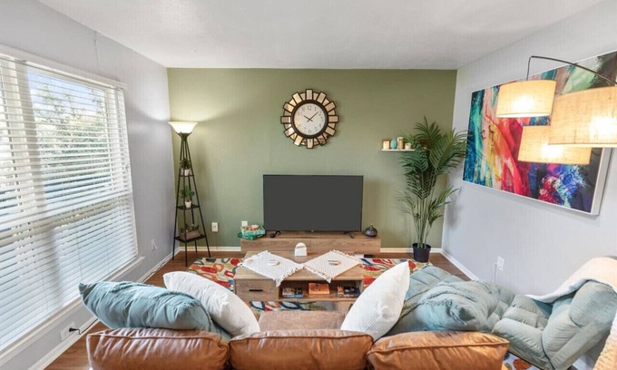 Fort Worth Apartamento | Artistic 1BD: TCU Walkable, Vibrant & Convenient!