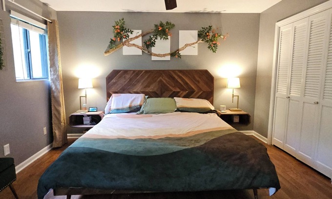 Fayetteville Casa | Artistic 70s house will make you feel nostalgic with all the modern comforts.