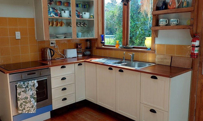 Raumati South Casa | Artistic cottage and Garden sanctuary