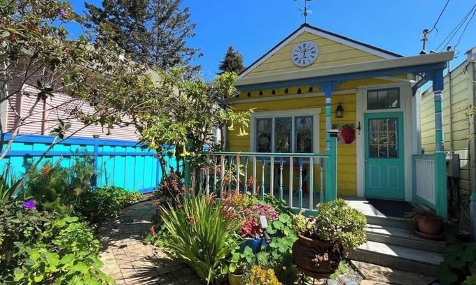 Westside Santa Cruz Casa | Artistic Pelican in Downtown Santa Cruz