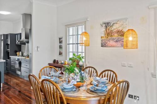 Norman Park Casa | Artistic Queenslander with Park Views - near City!