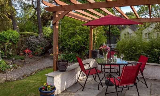 Portinscale Casa | ARTISTS HIDEAWAY, pet friendly, with open fire in Portinscale