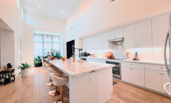 Camarillo Casa | Artist’s modern luxe 3 br 3 ba gem- 2 large Primary suites