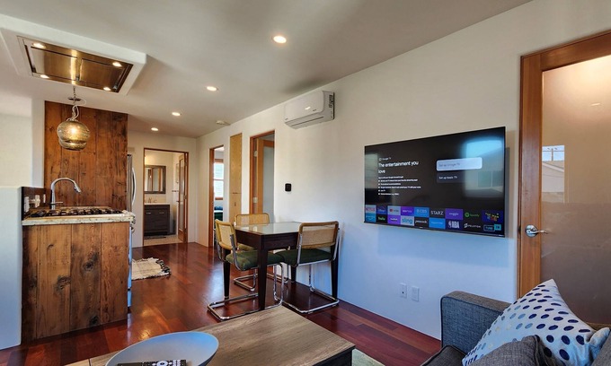 Clarkdale Casa | Artsy 2-bedroom Loft with high speed WiFi, AC in welcoming Culver City