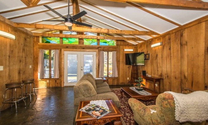 Valley Hill Casa | Artsy 2BDR Cottage w/ Free Tix | 5 Min to Main St