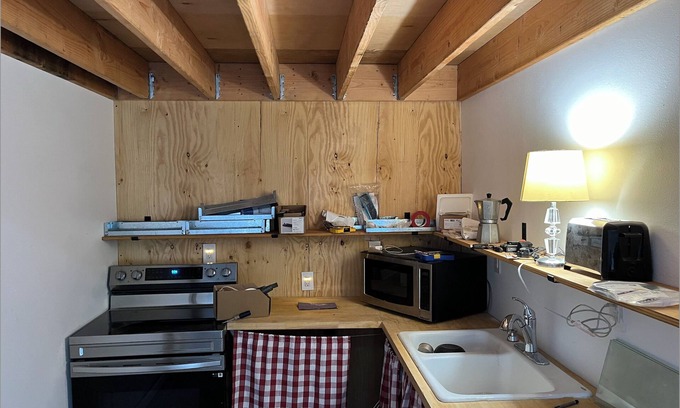 Huntington Beach Apartamento | Artsy, classy beachside loft within walking distance of restaurants and bars.